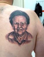 Tattoo de un retrato en la espalda
