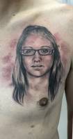 Tatuaje en el pecho de un retrato