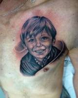 Tatuaje en el pecho de un retrato de un niño