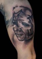 Tatuaje de un retrato de un niño con la cara pintada