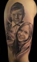 Tattoo retrato de un niño y una niña