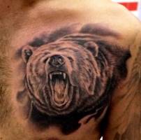 Tatuaje de un gran oso rugiendo en el pecho