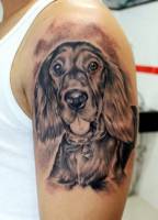 Tatuaje de un perro en el brazo