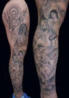 Tatuaje de angeles guerreros en la pierna