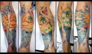 Tatuaje de un paisaje marino con palmeras en la orilla y una brujula