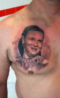 Tatuaje retrato de una chica en el pecho de un hombre