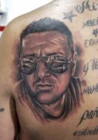 Tatuaje retrato de un hombre con gafas