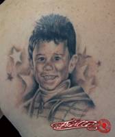 Tattoo retrato de un chico con estrellas detras