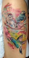 Tatuaje de pájaros en un arbol