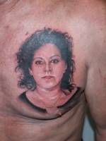 Tattoo de un retrato en el pecho