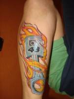 Tatuaje de una pieza de motor en llamas