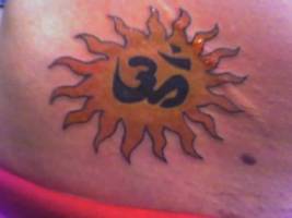 Tatuaje de un sol a color con el om dentro