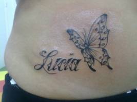Tatuaje del nombre Lucia con una mariposa