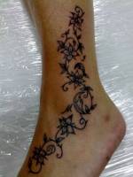 Tatuaje de una enredadera con flores
