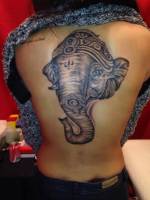 Tatuaje de una cabeza de elefante en la espalda de una chica