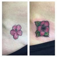 Tatuaje de una flor con hojas y sombra