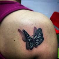 Tatuaje de una mariposa en color con sombra