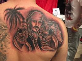 Tatuaje de Jack Sparrow con dos pistolas