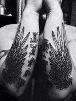Tatuaje de alas en los antebrazos