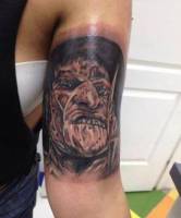 Tatuaje de Freddy en el brazo