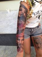 Tatuaje de varias caras de vampiro con rosas en el brazo de una chica