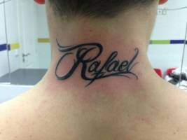Tatuaje del nombre Rafael en la nuca