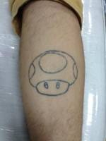 Tatuaje de la seta de Mario sin color