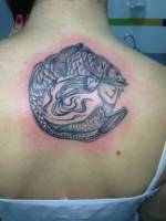 Tatuaje de un pez y una sirena formando un circulo