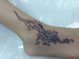 Tatuaje de unas flores de enredadera en el pie