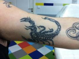 Tatuaje de un escorpión en el antebrazo