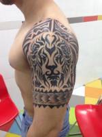 Tatuaje de un leon hecho de tribales