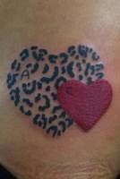 Tatuaje de un corazón estilo leopardo y uno de normal