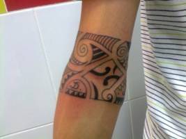Tatuaje de brazalete tribal con espirales maori