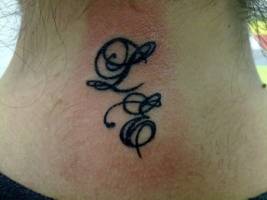 2 Iniciales tatuadas en la nuca 