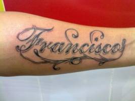 Tatuaje del nombre Francisco con estrellas pequeñas