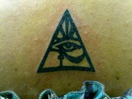 Tatuaje de un ojo de horus dentro de un triangulo