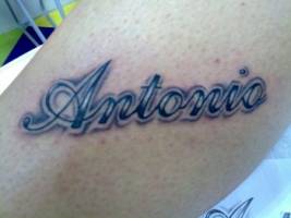 Tatuaje del nombre Antonio