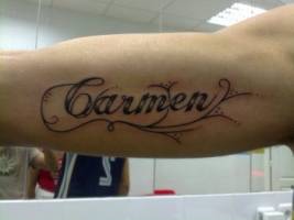 Tatuaje del nombre Carmen en el interior del brazo