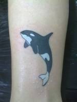 Tatuaje de una orca saltando del agua