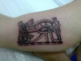 Tatuaje de una estatua del ojo de Horus