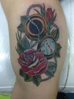 Tatuaje old school de una rosa con un reloj de pulsera con una rosa