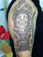 Tatuaje de una estatua maya con un cuenco humeante