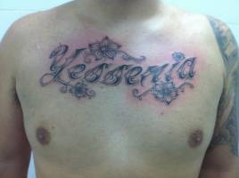 Tatuaje del nombre Yessenia rodeado de flores