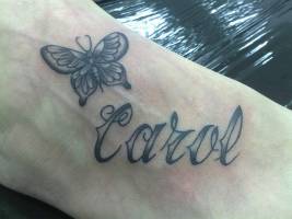 Tatuaje del nombre Carol con una mariposa