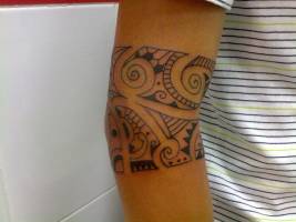 Tatuaje de un brazalete maori con espirales