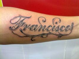 Tatuaje del nombre Francisco hecho de una planta con una estrella  