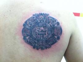 Tatuaje de una estatua de un sol maya