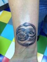 Tatuaje celta de Ouroboros, con dos serpientes