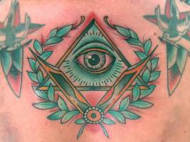 Tatuaje de un ojo que todo lo ve con un compás masónico