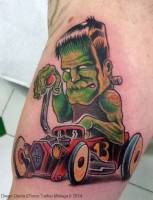 Tatuaje de un Frankenstein  en un coche de juguete